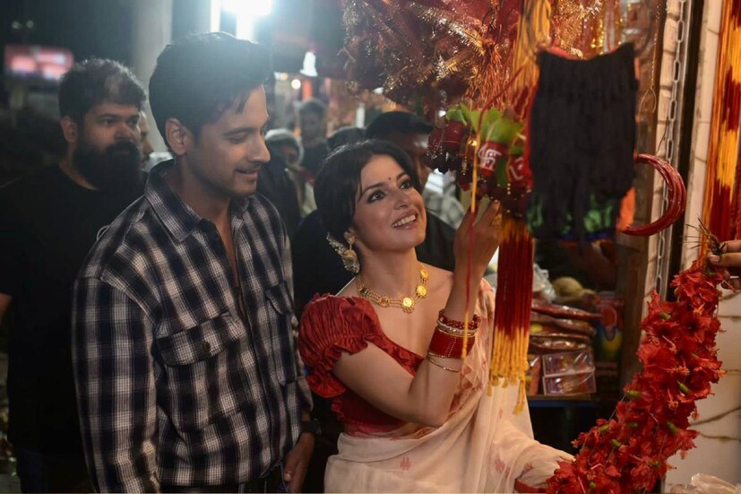 শহরে এসে সাবেকি লাল পেড়ে সাদা শাড়িতে সেজে উঠছিলেন দিব্যা।-কালীঘাটে গিয়েছিলেন তিনি। ঢুঁ দিলেন মিষ্টির দোকানেও। যশও তাঁর সঙ্গে ছিলেন।