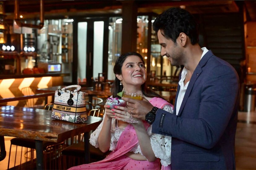 যশের সঙ্গেই শহর কলকাতা ঘুরে দেখলেন দিব্যা। কলকাতা বিমানবন্দরে তাঁকে আনতে গিয়েছিলেন ছবির নায়ক। তার পরেই হলুদ ট্যাক্সিতে ঘুরে চলল কলকাতা-দর্শন।