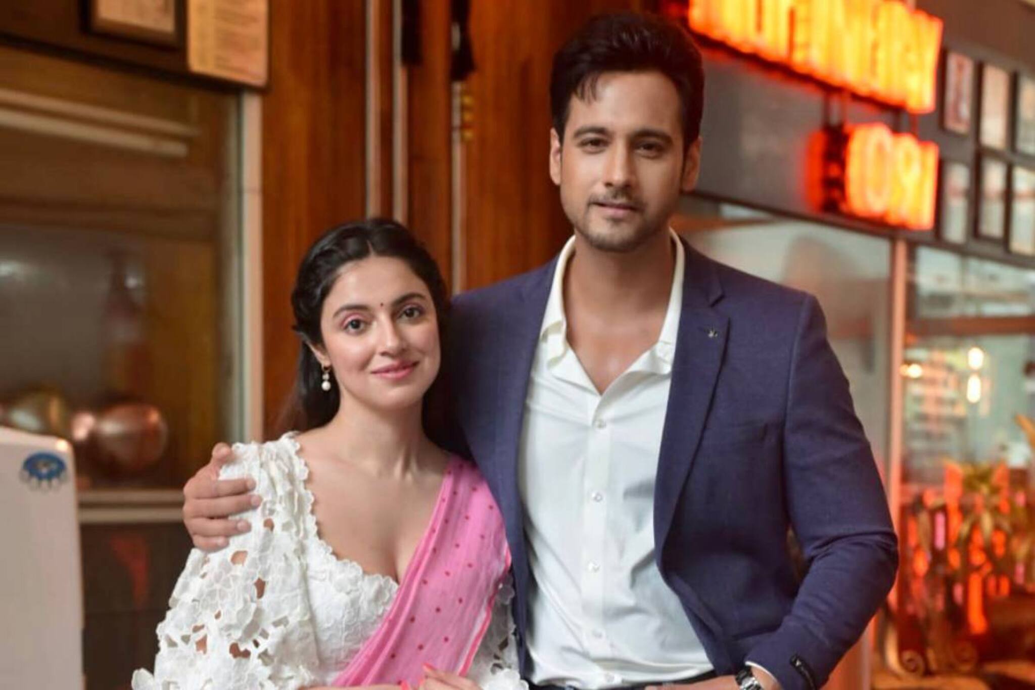 কলকাতায় যশের সঙ্গে দিব্যা! হলুদ ট্যাক্সিতে শহর-দর্শন, বাদ রইল না মিষ্টির দোকানও