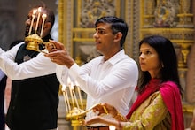 বৃষ্টিভেজা সকাল, খালি পা! স্ত্রীয়ের সঙ্গে মন্দিরে পুজো দিয়ে এলেন ঋষি