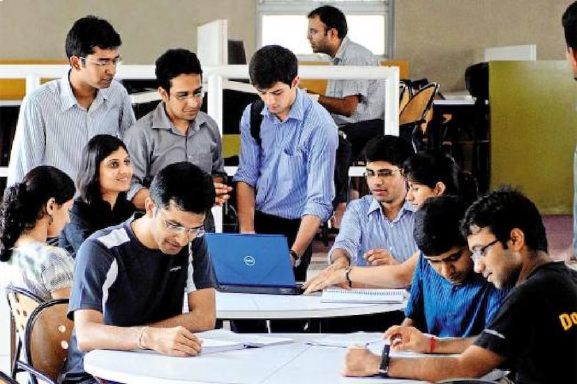 ICAI পরীক্ষা, যা CA পরীক্ষা নামেও পরিচিত , ভারতে চার্টার্ড অ্যাকাউন্টেন্সি পেশার প্রার্থীদের জন্য Institute of Chartered Accountants of India (ICAI) দ্বারা পরিচালিত হয়। বিশ্ববিদ্যালয় মঞ্জুরি কমিশন (ইউজিসি) অনুসারে, একটি সিএ যোগ্যতাকে স্নাতকোত্তর ডিগ্রির সমতুল্য হিসাবে বিবেচনা করা হয়। পরীক্ষাটি CA কোর্স অনুযায়ী তিনটি ভিন্ন স্তরে পরিচালিত হয়। চার্টার্ড অ্যাকাউন্ট্যান্ট হিসাবে প্রত্যয়িত হওয়ার জন্য, প্রার্থীদের সমস্ত কোর্সের স্তরগুলি পরিষ্কার করতে হবে। সিএ কোর্সে তিনটি স্তর রয়েছে৷