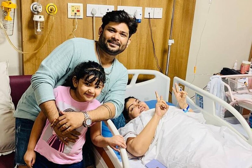 এক দিন আগে দ্বিতীয় বার বাবা হয়েছেন সঙ্গীত শিল্পী অনীক ধর। স্ত্রী দেবলীনা এবং মেয়ের সঙ্গে একটি ছবি দিয়ে অনুরাগীদের সুখবর জানিয়েছেন তিনি।