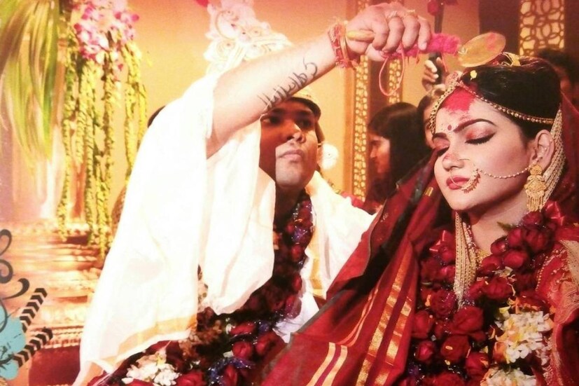 দেবলীনার সঙ্গে দীর্ঘ দিনের সম্পর্কের পর তাঁকে বিয়ে করেন অনীক। ২০১৮ সালে কন্যাসন্তানের অভিভাবক হন তাঁরা।