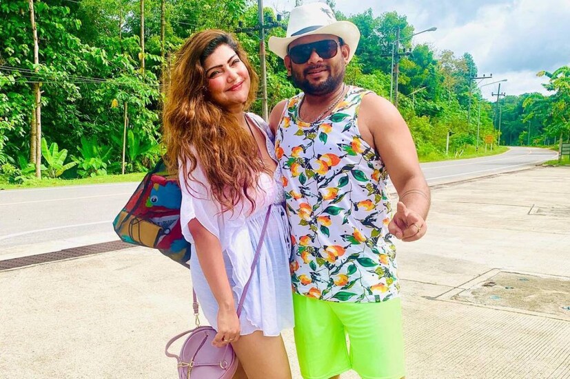 অনীকের পোস্টে তাঁর সন্তানকে ভালবাসা জানিয়েছেন অনুরাগীরা। শুভেচ্ছাবার্তার বন্যায় ভাসছেন গায়ক।
