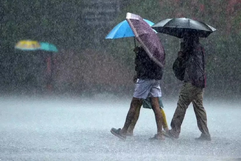 আবহাওয়া দফতরের পূর্বাভাস অবশ্য ছিলই যে, সোমবার থেকেই আকাশের মুখ ফের ভার হতে পারে৷ সেই সম্ভাবনাই সত্যি হল৷ আলিপুর আবহাওয়া দফতর জানাচ্ছে, সোমবার থেকেই ভারী বৃষ্টি শুরু হতে চলেছে রাজ্যের বেশ কয়েকটি জেলায়৷ 