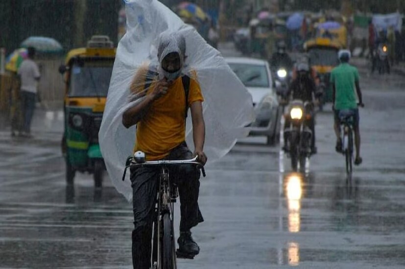 একই সঙ্গে মঙ্গল ও বুধবার গোটা দক্ষিণবঙ্গ জুড়েই ভারী বৃষ্টিপাতের সম্ভাবনা রয়েছে৷ বৃহস্পতিবার বৃষ্টি কিছুটা কমতে পারে পুরুলিয়া, বাঁকুড়া, ঝাড়গ্রাম, দুই মেদিনীপুর, হাওড়া, হুগলি, কলকাতা ও দুই ২৪ পরগনায়৷