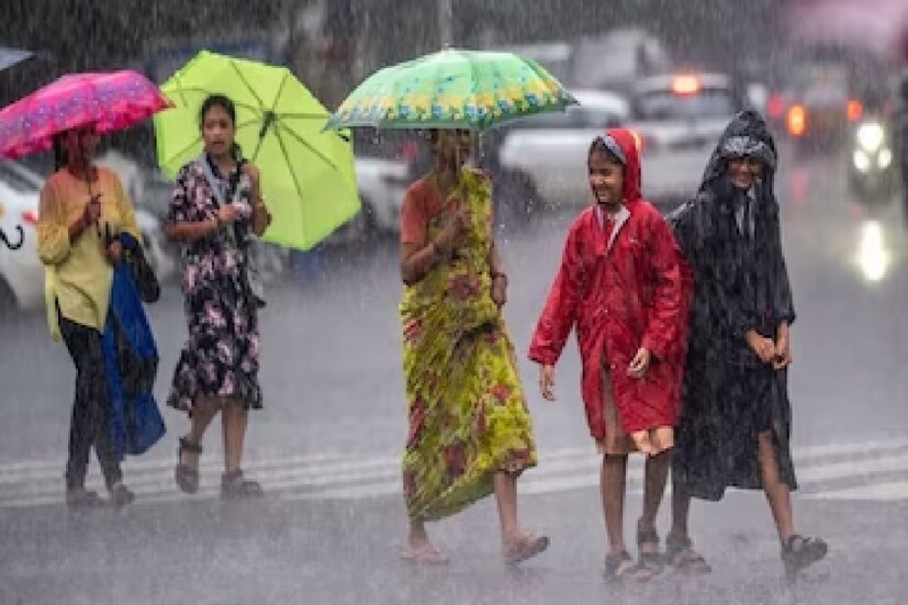 দক্ষিণবঙ্গের পাশাপাশি, আগামী ক’দিন উত্তরবঙ্গেও ভারী বৃষ্টিপাতের পূর্বাভাস রয়েছে৷ সোমবার হাল্কা থেকে মাঝারি বৃষ্টিপাত হতে পারে দার্জিলিঙ, কালিম্পং, আলিপুরদুয়ার, মালদহ, কোচবিহার, উত্তর ও দক্ষিণ দিনাজপুরে৷ বুধবারের পরে বৃষ্টি বাড়বে উত্তরবঙ্গে৷ উত্তরবঙ্গের প্রায় সব জেলাতেই ভারী থেকে অতি ভারী বৃষ্টিপাতের সম্ভাবনা৷ 