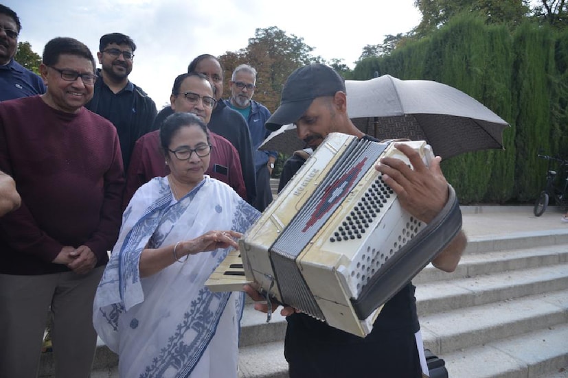 শুধু তাই নয়, এদিন মাদ্রিদের রাস্তায় স্থানীয় এক সঙ্গীতশিল্পীকে দেখে দাঁড়িয়ে পড়েন মুখ্যমন্ত্রী। তারপর সেই শিল্পীর হাতে থাকা অ্যাকোর্ডিয়ন বাদ্যযন্ত্রেও টুংটাং আঙুল ছোঁয়ান৷ সুর তোলেন ‘হাম হোঙ্গে কামিয়াবে’র৷  