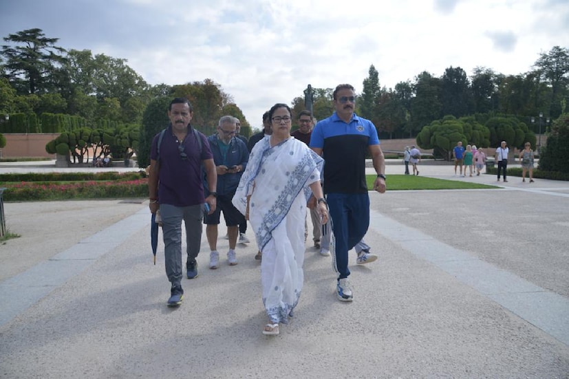 মাদ্রিদের রাস্তায় মমতা৷ বৃহস্পতিবার দুপুর গড়াতে না গড়াতেই সামনে এল মুখ্যমন্ত্রী মমতা বন্দ্যোপাধ্যায়ের এক ভিডিও৷ সেখানে দেখা গেল, এক জলাশয়ের ধার ধরে হাঁটছেন মমতা৷ পরনে সেই নীলপাড় সাদা শাড়ি, গায়ে জড়ানো ক্রিম রঙের শাল, পায়ে হাওয়াই চটি৷ নিয়ম মেনে মাদ্রিদের রাস্তাতেও মমতা নেমে পড়লেন মর্নিং ওয়াকে৷