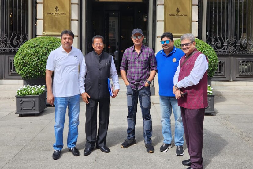 রাজ্যের মুখ্যসচিব হরিকৃষ্ণ দ্বিবেদি, মুখ্যমন্ত্রীর মুখ্য উপদেষ্টা আলাপন বন্দ্যোপাধ্যায় এবং শিল্পসচিব বন্দনা যাদব মুখ্যমন্ত্রীর সঙ্গে মাদ্রিদে গিয়েছেন। গিয়েছেন মুখ্যমন্ত্রীর সচিব গৌতম সান্যালও। রাজ্যের প্রতিনিধি দলের সদস্য হয়ে রয়েছেন একঝাঁক শিল্পপতি।