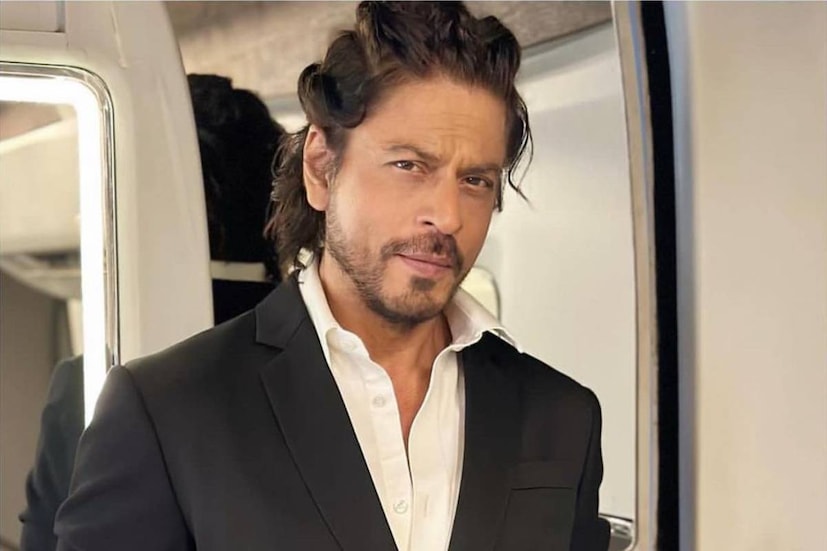 একের পর এক ফ্লপ। বক্স অফিসে মুখ থুবড়ে পড়ছে সব ছবি। তবে কি রাজার সময় ফুরিয়ে এল? অন্য কেউ দখল করবে সিংহাসন? 'ফ্যান', 'হ্যারি মেট সেজল', 'জিরো' হাজার ছবির ভিড়ে যাচ্ছে, তখন শাহরুখ খানকে নিয়ে উঠেছিল এমনই সব প্রশ্ন। কিন্তু বাদশা ছিলেন নিরুত্তর। সন্তর্পণে আগলেছিলেন অন্তরালকে। মাঝে চার বছরের অপেক্ষা। জরা কাটিয়ে তিনি ফিরলেন। রাজার মতো করেই। বুঝিয়ে দিলেন বলিউডের সিংহাসনে এখনও তাঁরই একাধিপত্য। 'পাঠান'-এর হাত ধরে যে লড়াই শুরু হয়েছিল, তারই জয়গাথা গাইল 'জওয়ান'।