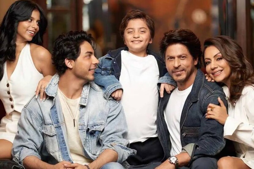 শাহরুখের দুই সন্তান তাঁকে এও জানান যে, আবরামের ক্ষেত্রে বিষয়টি সে রকম নয়। সে জানে, তার বাবা তারকা। কিন্তু সেই সাফল্য কখনও চাক্ষুষ করেনি সে। তাঁদের বিশ্বাস, শাহরুখের সেই আকাশছোঁয়া সাফল্য দেখলে আবরাম তাঁকে আরও বেশি ভালবাসবে, শ্রদ্ধা করবে। তাই আগামী পাঁচটি ছবিতে শাহরুখকে পরিশ্রম করতেই হবে, বাবাকে এমনই অনুরোধ করেন আরিয়ান এবং সুহানা।