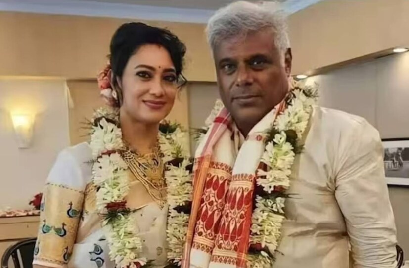গত মে মাসে জীবনের নতুন অধ্যায় শুরু করেছেন অভিনেতা আশিস বিদ্যার্থী। ৫৭-এ এসে সাজিয়েছেন নতুন সংসার। দ্বিতীয় বার বিবাহবন্ধনে জড়িয়েছেন তিনি। পাত্রী রূপালি বড়ুয়া।