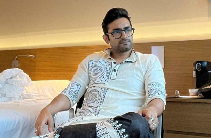 জিতু যে অমিতাভের অনুরাগী, এই ছবি দেখে তা আর বুঝতে বাকি থাকে না। আপাতত অভিনেতার হাতে একাধিক কাজ। তা নিয়েই ব্যস্ত তিনি।  