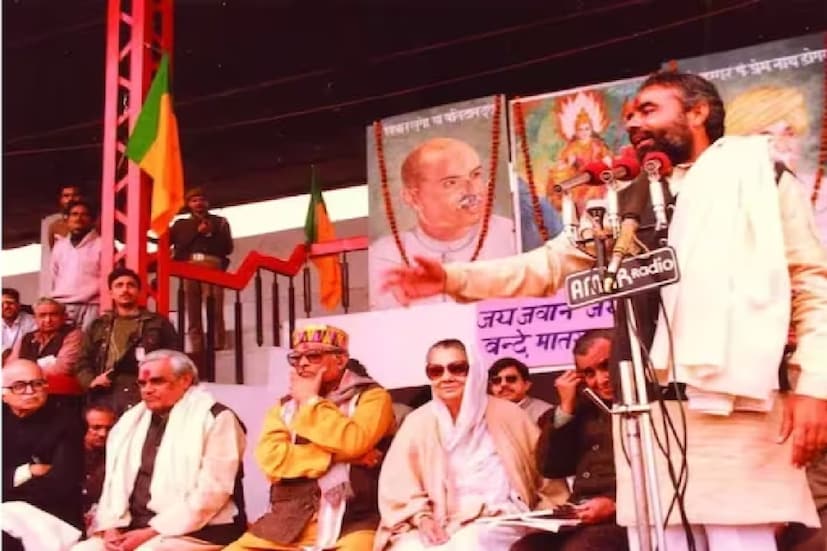 গুজরাতে বিজেপি-কে শক্তিশালী করতে প্রায় ১০ বছর ধরে তিনি নিরলস ভাবে কাজ করেছিলেন। তারপরে ২০০২ সালে নরেন্দ্র মোদির প্রচেষ্টায় গুজরাত বিধানসভা নির্বাচনে বড় জয় পায় বিজেপি৷ সেবারই প্রথম নরেন্দ্র মোদি গুজরাতের মুখ্যমন্ত্রী হিসাবে নির্বাচিত হন।