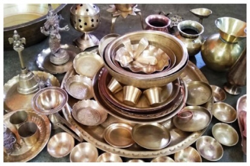 পিতল আসলে হল দস্তা বা জিঙ্ক এবং তামার মিশ্রণ৷ ৬০ শতাংশ তামা ও বাকিটা জিঙ্ক৷ পিতল হয় উজ্জ্বল সোনালি বর্ণের৷  এতে সরাসরি রান্না করা একেবারেই উচিত নয়৷