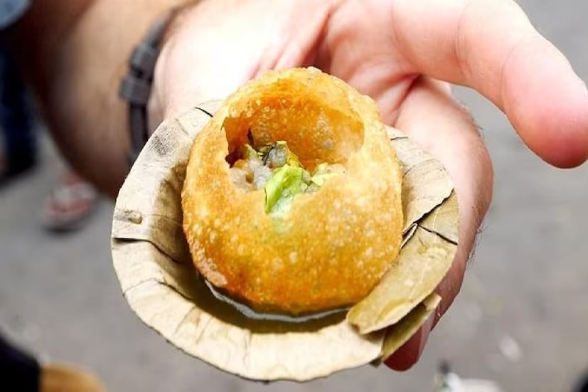 ফুচকা কার না প্রিয়৷ টক, ঝাল, নোনতা সব স্বাদকোরকের সম্পূর্ণ সন্তুষ্টি এই ফুচকার জলেই৷ সেই কারণেই তো বিকেল হলেই পাড়ার মোড়ের দিকে মনটা পড়ে থাকে! না চাইলেও দু’দিন ছাড়াই ১০ টাকার ফুচকা খাওয়া হয়ে যায়৷ কিন্তু, ফুচকার জলের একাধিক বদনাম থাকলেও, জানেন কি তেঁতুল জল খেলে ওজনও কমে?