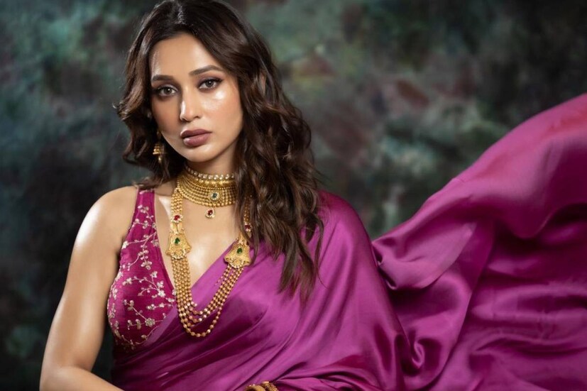 আকারে-ইঙ্গিতে যেন মিমি এটাই বোঝালেন যে, তাঁর জীবনে এখনও কোনও বিশেষ মানুষ নেই। কিন্তু সত্যিই কি তাই? নাকি নিছকই গোপন কথাটি গোপনে রাখতে চাইছেন অভিনেত্রী? বোঝার উপায় নেই।