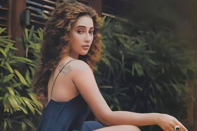 বাংলাদেশে গিয়ে শুরু থেকেই প্রযোজকের তরফ থেকে সহযোগিতা পাননি বলে অভিযোগ সায়ন্তিকার। তাঁর কথায়, &quot;আমি বাংলাদেশে যাওয়ার পর থেকে প্রযোজকের সঙ্গে বহু বার যোগাযোগ করার চেষ্টা করেছি। ৫০ থেকে ৭০ বার ফোন করেছি। কিন্তু উনি কোনও কথা বলেননি। কেন জানি না!&quot;