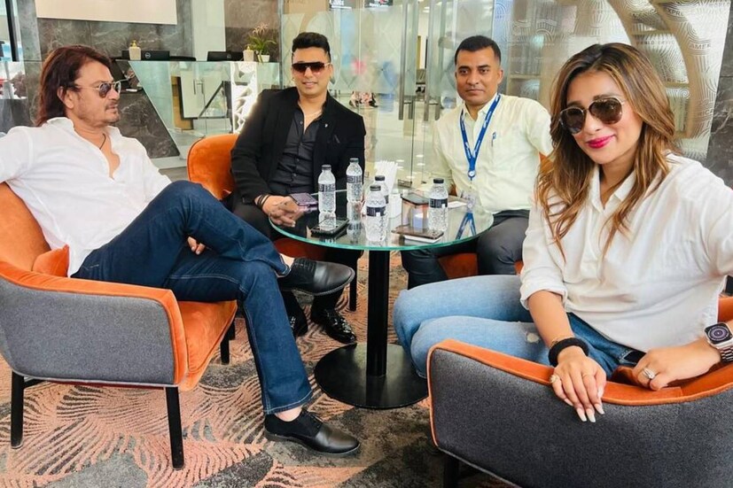 বাংলাদেশে কাজের অভিজ্ঞতা প্রসঙ্গে নিজের বক্তব্য জানালেন সায়ন্তিকা। অভিনেত্রীর বক্তব্য, তাঁর কথাকে ভুল ভেবে উপস্থাপনা করা হয়েছে। সেই তরুণ নৃত্য পরিচালকের তাঁর আদৌ অন্য বিতণ্ডা হয়নি। নিউজ18 বাংলাকে সায়ন্তিকা বলেন, &quot;সেই কোরিওগ্রাফারের সঙ্গে কোনও সমস্যাই হয়নি। অকারণে কেন একজন শিল্পীর নামে মিথ্যা বলতে যাব? ও খুব আগ্রহ নিয়ে নিজের কাজ করার চেষ্টা করছিল। হয়ত কথা বলতে বলতেই না বুঝে আমার হাত ধরে নাচের পজিশন বুঝিয়েছে, কাজটা বোঝানোর চেষ্টা করেছে। তার মধ্যে কোনও খারাপ উদ্দেশ্য ছিল না। ওঁর আশেপাশের মানুষই এ ধরনের খারাপ কথা রটাচ্ছে।&quot;