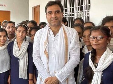 নিজের গ্রামের উচ্চ মাধ্যমিক স্কুলে পাঠাগার উদ্বোধন করলেন পঙ্কজ ত্রিপাঠী