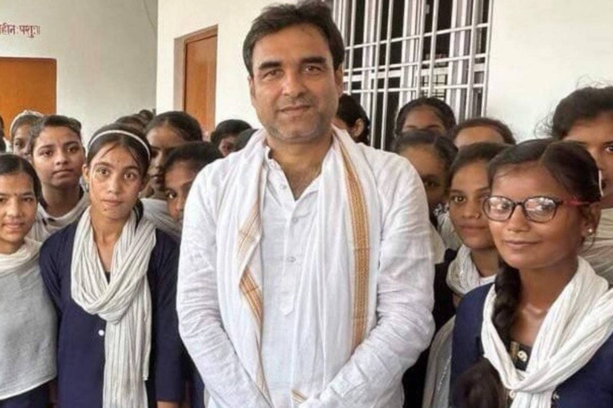 বাবার স্মৃতিতে গ্রামের স্কুলে পাঠাগার করলেন জাতীয় পুরস্কারজয়ী পঙ্কজ ত্রিপাঠী