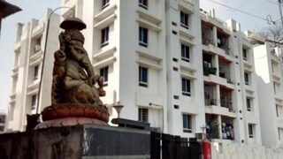 আবাসনের পাঁচতলা থেকে নীচে ওই বৃদ্ধকে পরে যেতে দেখেন নিরাপত্তারক্ষীরা