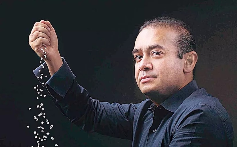 ধনী থেকে দরিদ্র: কোটিপতি হিরে ব্যবসায়ী নীরব মোদি বর্তমানে কঠিন আর্থিক পরিস্থিতির মধ্যে দিয়ে যাচ্ছেন। পঞ্জাব ন্যাশনাল ব্যাঙ্কের সঙ্গে যুক্ত বড়সড় আর্থিক অনিয়মে তাঁর সন্দেহজনক যোগের কারণে ২০১৯ সালে তাঁকে গ্রেফতার করা হয়েছিল। এই আর্থিক অনিয়মের জেরেই নীরব মোদির বিশাল সাম্রাজ্য ভেঙে পড়তে শুরু করে। 