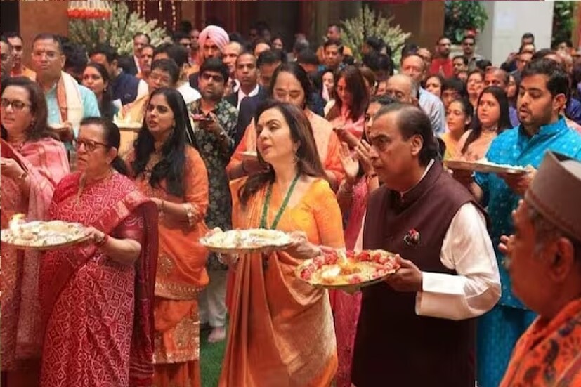 *পরিবারের সদস্যদের সাজসজ্জা তো বটেই, আমন্ত্রিত তারকাদের সাজগোজও ছিল দেখার মতোই! সব শেষে এটা স্বীকার করতেই হয় যে, আম্বানি পরিবারের গণপতি উৎসব শুধু একটা তারকাদের সমাবেশ নয়, বরং তা থেকে ছড়িয়ে পড়ে ভারতের ঐতিহ্য, ফ্যাশন এবং সৌন্দর্যের ছটা!