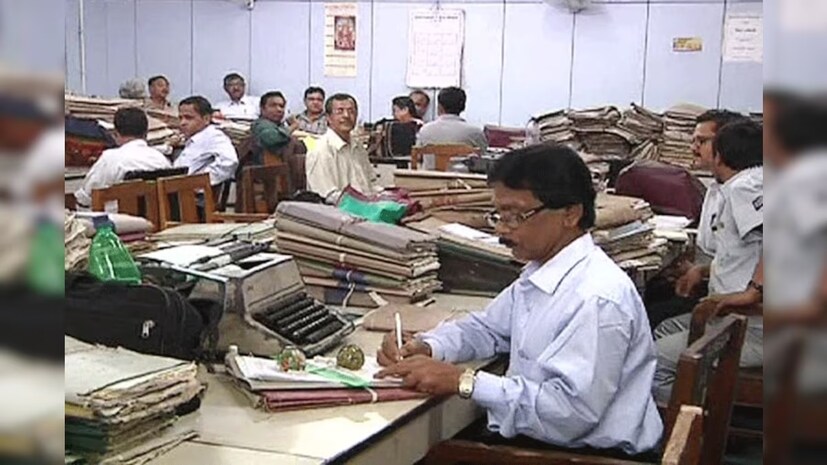 শুধু তাই নয়, সমীক্ষায় বলা হয়েছে, ওয়ার্ক ফ্রম হোমের সময় অনেকেই নতুন চাকরির খোঁজ করতেন। কেন? পুরনো কর্মস্থল নিয়ে মনের মধ্যে জমে থাকা নানা অসন্তোষ, ক্ষোভ এভাবেই বেরিয়ে আসতে চাইত। চাকরি বদলের কথা ভাবতেন অন্তত ৬৪ শতাংশ কর্মী। ৫২ শতাংশ কর্মীর অবশ্য এসব নিয়ে হেলদোল ছিল না।