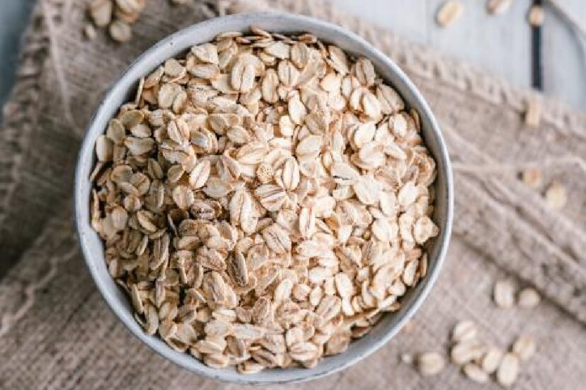 Oats Benefits: পুষ্টিকর খাবার- ওটস একটি পুষ্টিকর খাবার। এতে অনেক বেশি পরিমাণে কার্বোহাইড্রেট ও প্রোটিন থাকে। আধ কাপ ওটমিলে ১৩ গ্রাম মতো প্রোটিন থাকে, যা আমাদের শরীর ও স্বাস্থ্যের জন্য খুব উপকারী।