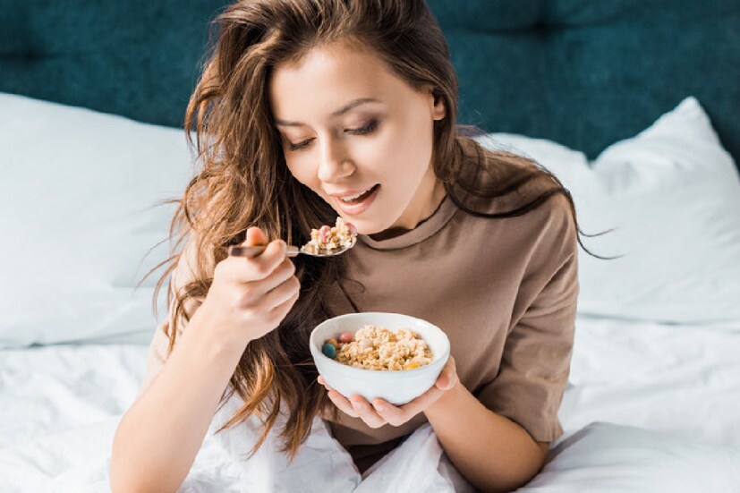 Oats Benefits: কয়েক মুঠোতেই প্রচুর পুষ্টিগুণ। দক্ষিণ দিনাজপুরের ডায়েটিশিয়ান অর্চনা সাহা জানান, সকালের জলখাবার হোক কিংবা সারাদিনের কোনও এক ফাঁকা সময় কয়েক মুঠো খেয়ে দেখুন। (রিপোর্টার: সুস্মিতা গোস্বামী)
