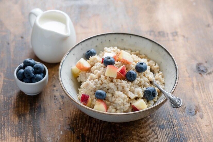 Oats Benefits: শরীরের রোগ দূর করে- ওটসের মধ্যে থাকা ভিটামিন ও মিনারেল শরীরকে অনেক ধরনের রোগের হাত থেকেও সুরক্ষা দিয়ে থাকে। ওটসে অ্যান্টিঅক্সিড্যান্ট ভরপুর। যা এর ভিতর থাকা ভিটামিন ই এবং আয়রনের থেকে পাওয়া যায়।