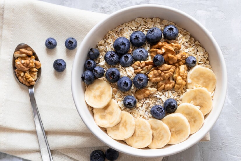 Oats Benefits: রোগ প্রতিরোধ ক্ষমতা বাড়ায়- ওটসে ভরপুর মাত্রায় থাকা প্রয়োজনীয় অ্যান্টিঅক্সিডেন্ট থাকে। যা শরীরের উচ্চ রক্তচাপকে কম করতে সাহায্য করে। রোগ প্রতিরোধ ক্ষমতাও বাড়িয়ে দেয়।