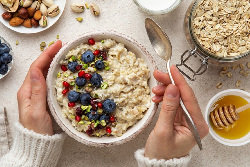 Oats Benefits: ডায়াবেটিস নিয়ন্ত্রণ- ডায়াবেটিসের ক্ষেত্রেও উপকারী। দিনের শুরুতে রক্তের শর্করা নিয়ন্ত্রণে রাখতে উপযোগী খাবার খেয়ে দিন শুরু করলে তা সারাদিন রক্তের শর্করা নিয়ন্ত্রণে রাখতে সাহায্য করে। ওটসের ফাইটোকেমিক্যাল ক্যানসার দমনে কার্যকর ভূমিকা পালন করে। 