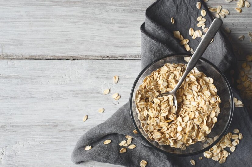 Oats Benefits: কোলেস্টেরলের মাত্রা কমায়- হৃদরোগের জেরে অনেকেরই মৃত্যু হয়। যার প্রধান কারণ হল কোলেস্টেরল। প্রতিদিন এক বাটি ওটস খেলে তা প্রায় আট থেকে ২৩ শতাংশ কোলেস্টেরল কমাতে সাহায্য করে। 