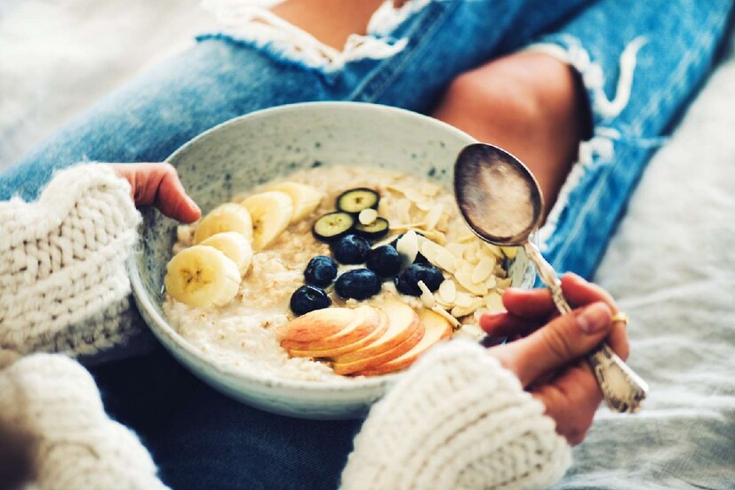 Oats Benefits: হাঁপানির ঝুঁকি কমায়- ওটসের একটি গুরুত্বপূর্ণ সুবিধা হল হাঁপানি প্রতিরোধে গুরুত্বপূর্ণ ভূমিকা নেয়। একাধিক গবেষণায় দেখা গেছে যে, ওটস শিশুদের মধ্যে হাঁপানির ঝুঁকি কমাতে সাহায্য করতে পারে।