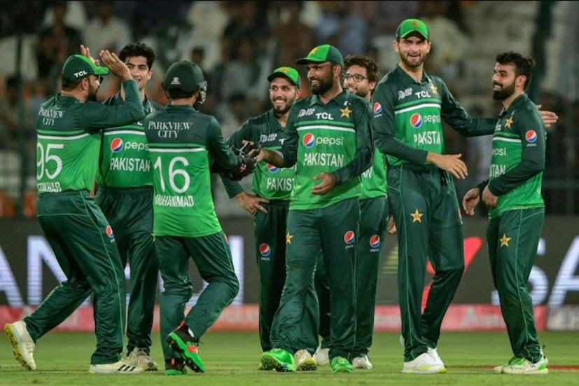 এছাড়াও লাগাতার ব্যাটে রানের খরার জন্য শ্রীলঙ্কা ম্যাচে দলে নেই ফকর জামান। তার জায়গায় এসেছেন মহম্মদ হ্যারিস। এছাড়া আা সলমন ও মহিম আশরফকে বসানো হয়েছে। তাদের জায়গায় খেলছেন সাউদ শাকিল ও মহম্মদ নওয়াজ। এছাডা নাসিম ও রউফের জায়গায় খেলছেন  মহম্মদ ওয়াসিম জুনিয়র, জামান খান।