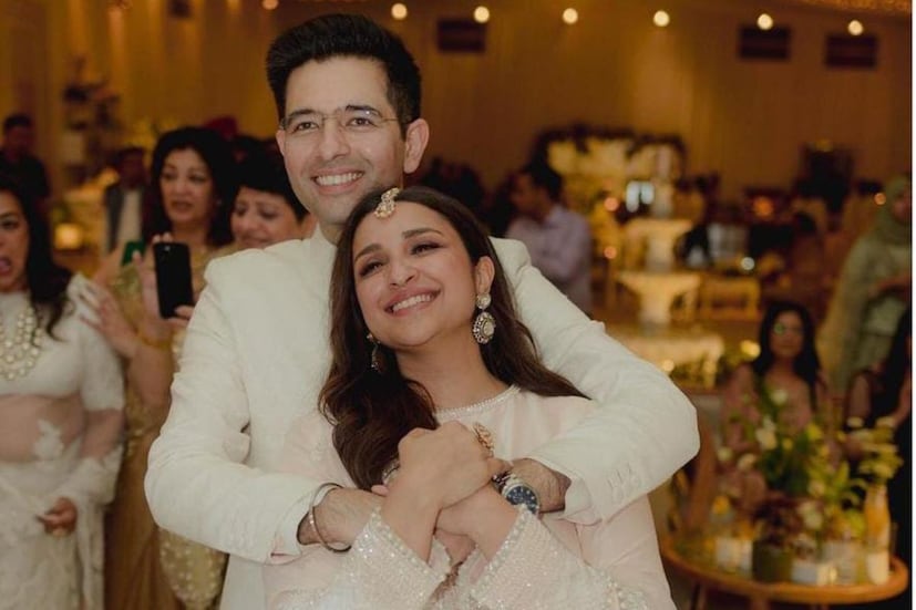 আপ সাংসদ রাঘব চাড্ডার গলায় মালা দেওয়ার আগে একটা সময় পরিণীতি জানিয়েছিলেন, জীবনে আর যাই হয়ে যাক কোনওদিনই রাজনীতিবিদকে বিয়ে করবেন না৷ তবে তারপর সেই রাজনীতিবিদের সঙ্গেই গাঁটছড়া বাঁধলেন নায়িকা৷