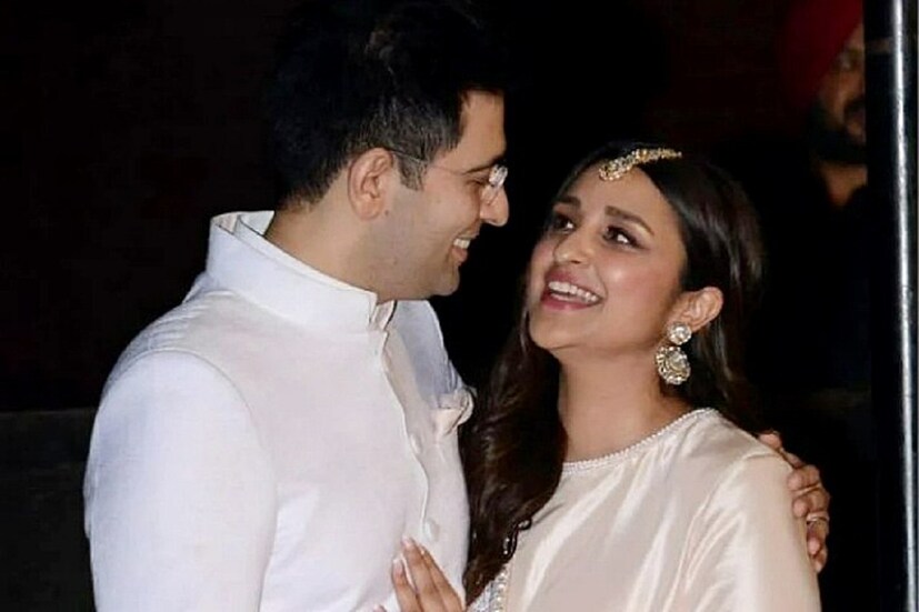 গুরুদ্বয়ারে পরিণীতির হাতে মেহেন্দি স্পষ্ট দেখতে পাওয়া গিয়েছে ৷ কিছুদিন আগেই সোশ্যাল মিডিয়ায় রাঘব পরিণীতির বিয়ের কার্ড ভাইরাল হয়েছিল ৷ ফাইল ছবি ৷ 