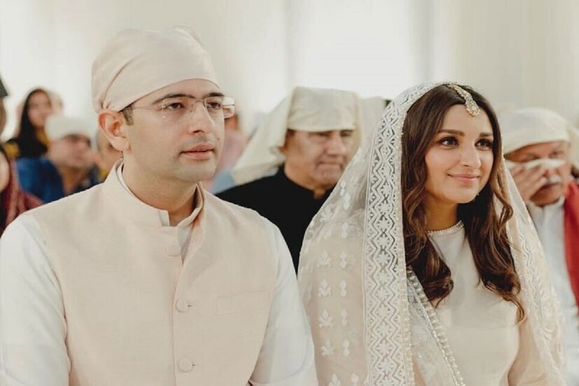 জানা গেল, কনে-বিদায়ের সময়ে শাহরুখ খানের ‘দিলওয়ালে দুলহানিয়া লে জায়েঙ্গে’ গানটি চালানো হয়। লাল রঙের ভিন্টেজ গাড়িতে করে নবদম্পতি বিয়ের মণ্ডপ ছেড়ে যান।