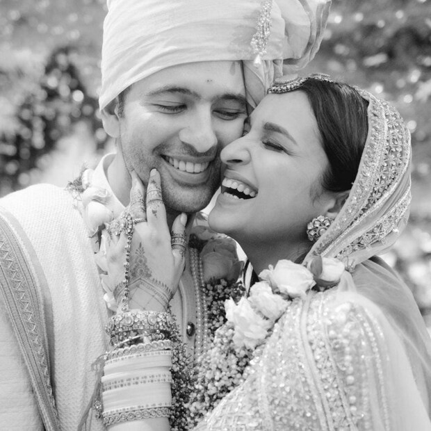 সাক্ষাৎকারে তিনি আরও জানিয়েছিলেন, চার বছরের মধ্যে এমন একজনকে বিয়ে করব, যার সঙ্গে সারা জীবন কাটাতে পারব৷ তবে যতক্ষণ না তেমন কাউকে পাচ্ছি,বিয়ে করব না৷ তবে শেষ পর্যন্ত রাজনীতিবিদের গলাতেই মালাটা পরালেন অভিনেত্রী৷