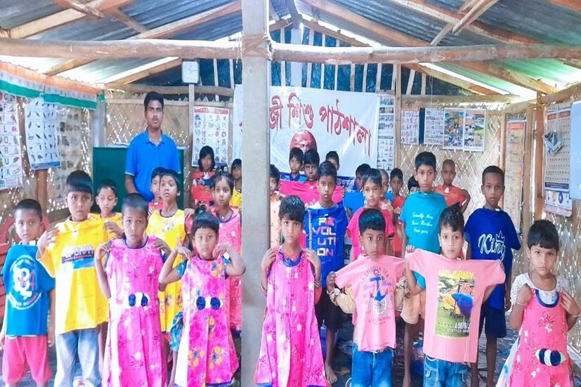 উচ্চ মাধ্যমিকের বেশি পড়াশোনা এগোয়নি। সংসার টানতে শুরু করেছিলেন রাজমিস্ত্রির জোগাড়ের কাজ করে। সেই কাজ করেই এলাকার শিশুদের পড়াতে স্কুল খুলেছেন কুলতলির দেউলবাড়ির বাসিন্দা পুলক মণ্ডল। (রিপোর্টার-- সুমন সাহা)
