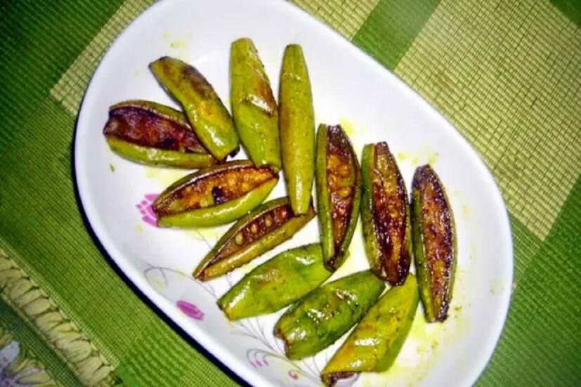 পটল বাঙালির প্রিয় সবজিগুলির মধ্যে অন্যতম। পটলের যে কত পদ ঘরে ঘরে রান্না হয় তার ঠিক নেই। গরমের দিনের অত্যন্ত পুষ্টিকর ও জনপ্রিয় সবজি এই পটল। অনেকেই পটলের ভিতরের বীজ ফেলে রান্না করেন। অনেকে আবার রেখে দেন। (Disclaimer: এই প্রতিবেদনটি কেবলমাত্র সাধারণ তথ্যের জন্য, তাই বিস্তারিত জানতে হলে সর্বদা বিশেষজ্ঞের পরামর্শ নিন।)