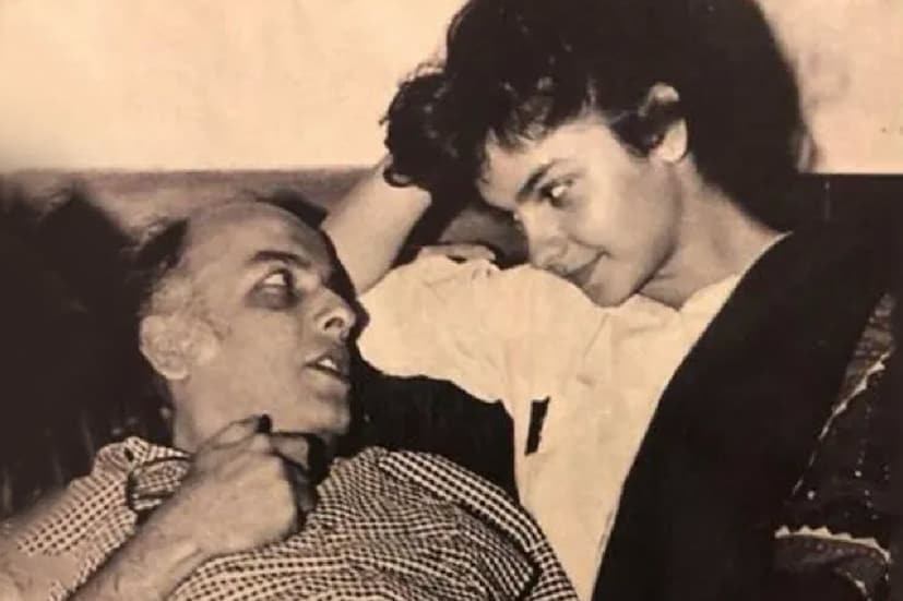 পূজা বলেন, ‘‘না, কারণ ওই ছবিটি খুবই সহজ সরল। সমস্যাটা হল, একটা কোনও মুহূর্তকে ফ্রেমবন্দি করলে বাকি অংশটুকু না জেনে সকলে মিলে ছবিটিকে ভুল ভাবে দেখতে শুরু করে।’’