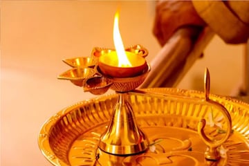 গোলগোল ঘোরালেই হয় না! পুজোয় আরতির রয়েছে বিশেষ নিয়ম, নির্দিষ্ট সংখ্যা! জেনে নিন গোলগোল ঘোরালেই হয় না! পুজোয় আরতির রয়েছে বিশেষ নিয়ম, নির্দিষ্ট সংখ্যা! জেনে নিন