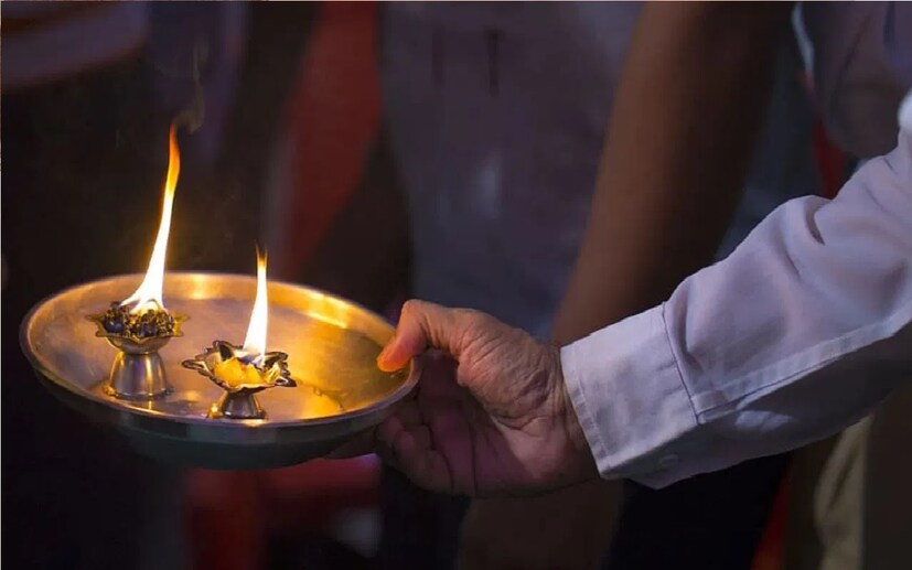 *বাড়িতে আমরা পুজো শেষে আরতি করি। বলা হয় পুজো শেষে আরতি না করলে সেই পুজোর সিদ্ধি হয় না। মন্ত্রচারণের মাধ্যমে পুজো হোক বা মন্ত্র ছাড়া, আরতির মধ্যে দিয়ে ভগবানের পুজো সম্পন্ন হয়। বলা হয় আরতি দর্শন করলেও মেলে পূণ্য। সংগৃহীত ছবি।