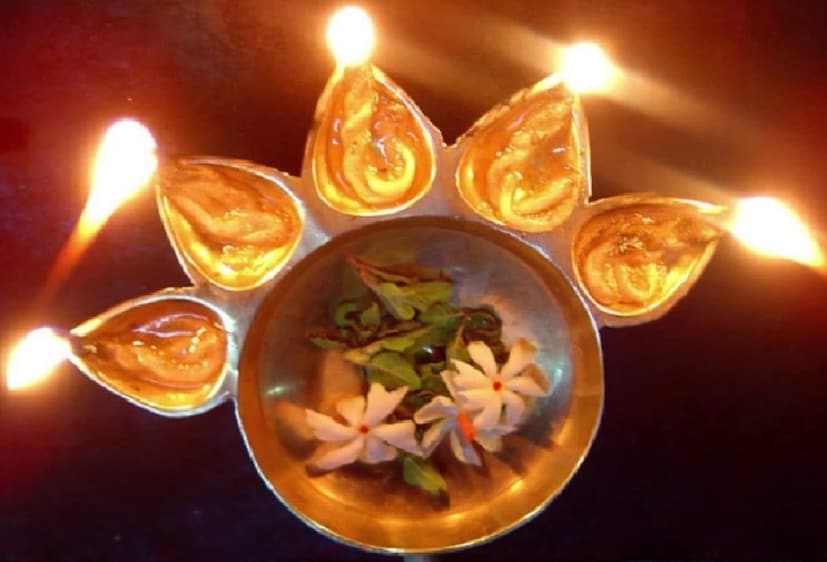 *পুজো শেষে আরতি করতে বলা হয়। কিন্তু নিয়ম মেনে আরতি না করলে পূর্ণ ফল পাওয়া যায় না। জেলার ব্রাহ্মণ ট্রাস্টের এক সদস্য বিশ্বনাথ ভট্টাচার্য বলছেন, গোল গোল করে ঘোরালেই আরতি হয় না। আরতির প্রদীপ দেখানোর নির্দিষ্ট দিশা রয়েছে। নির্দিষ্টভাবে ঘোরাতে হয় আরতির প্রদীপ অথবা কর্পূর। সংগৃহীত ছবি।