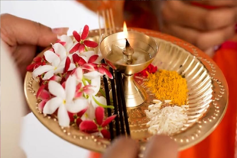 *প্রদীপ ঘোরানোর নির্দিষ্ট সংখ্যাও রয়েছে বলে তিনি জানিয়েছেন। বিশ্বনাথ ভট্টাচার্য জানিয়েছেন, প্রথমে বিগ্রহের চরণের কাছে চারবার আরতি ঘোরাতে হবে। তারপর নাভি মণ্ডলের কাছে দু'বার। মুখমণ্ডলের কাছে আরতির প্রদীপ ঘোরাতে হবে তিনবার। তারপর সম্পূর্ণ বিগ্রহের সামনে সাতবার ঘোরাতে হয় আরতির প্রদীপ অথবা কর্পূর। সংগৃহীত ছবি।