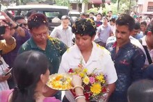 এশিয়ান গেমসে সোনা জয়ের পর বাড়ি ফিরে অভ্যর্থনায় ভাসলেন রিচা ঘোষ